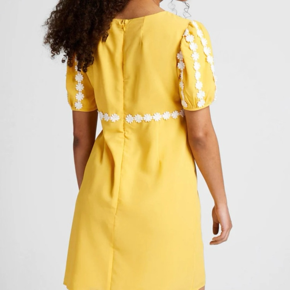 Modcloth 70s Retro Sunny Yellow Shift Dress Floral Daisy Mini Puff Sleeve Size 4 - Picture 2 of 4